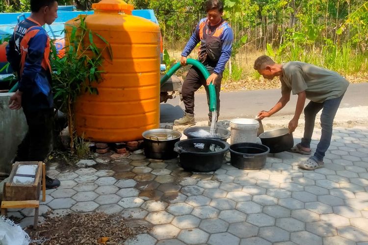 Petugas mulai salurkan air bersih di Dusun Ngesong, Desa Manyaran, Kecamatan Banyakan, Kabupaten Kediri, Jawa Timur.