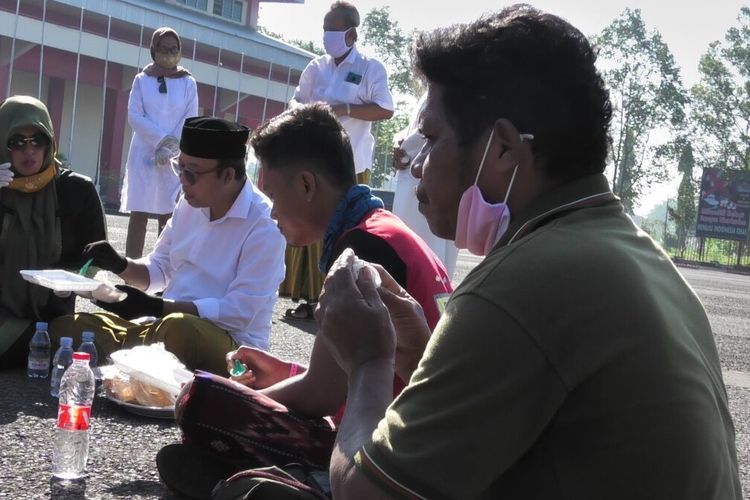 Peserta karantina makan opor bersama Bupati Banyumas Achmad Husein di kompleks GOR Satria Purwokerto, Kabupaten Banyumas, Jawa Tengah, Minggu (24/5/2020).
