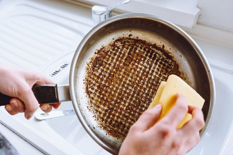 8 Cara Alami Menghilangkan Noda Minyak Membandel dari Peralatan Dapur