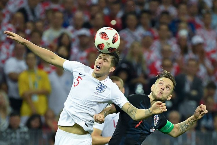 Pemain Kroasia Ivan Rakitic (kanan) beradu sundulan dengan pemain Inggris John Stones pada laga babak semifinal di Luzhniki Stadium, Rabu (11/7/2018) atau Kamis dini hari WIB. Kroasia melaju ke babak final Piala Dunia usai mengalahkan Inggris dengan skor 2-1.