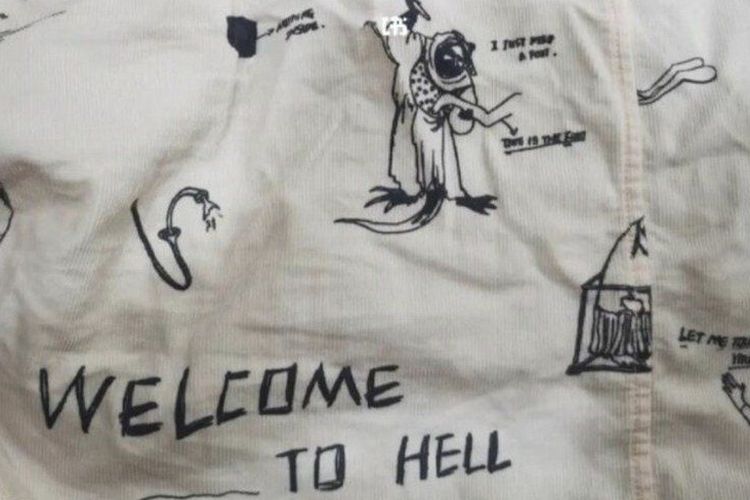 Desain kaus milik brand populer China JNBY, yang menajdi kontroversial karena kata-kata Welcome to Hell.