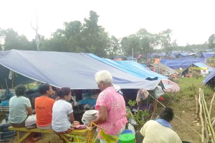 Pengungsi gempa di Desa Waai, Kecamatan Salahutu, Kabuopaten Maluku Tengah masih bertahan di lokasi ketinggian di desa tersebut, Sabtu (5/10/2019)