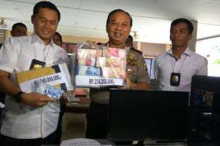 Kapolda Kalbar Irjen (Pol) Musyafak menunjukkan barang bukti yang diamankan dari tangan tersangka pelaku penipuan investasi bodong di Mapolda Kalbar (1/11/2016)