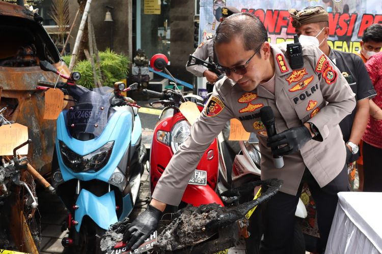 Kapolresta Denpasar Kombes Pol Bambang Yugo Pamungkas, saat menunjukan barang bukti satu unit mobil dan empat sepeda motor yang dibakar pelaku RS (26), di Mapolsek Kuta pada Selasa (18/10/2022). /Polresta Denpasar