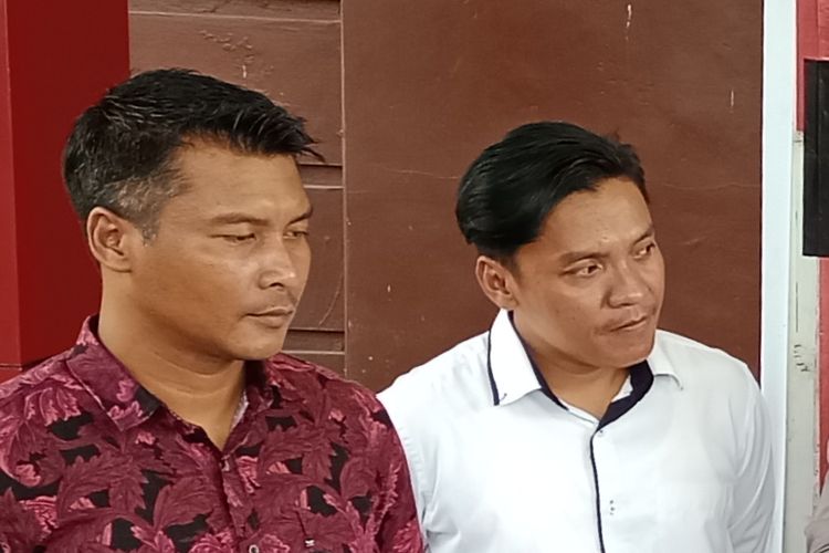 Kanit Pidana Umum Eko Apriyanto (kiri) menyebut Christian tidak ditahan polisi dengan berbagai pertimbangan. Namun ia dikenakan wajib lapor.