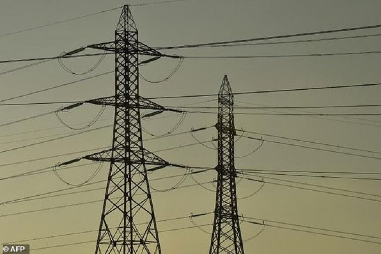 India adalah produsen listrik terbesar ketiga di dunia dan konsumen terbesar keempat, dengan kapasitas terpasang 329 gigawatt, 67 persen di antaranya berasal dari sumber yang tidak terbarukan seperti batubara.