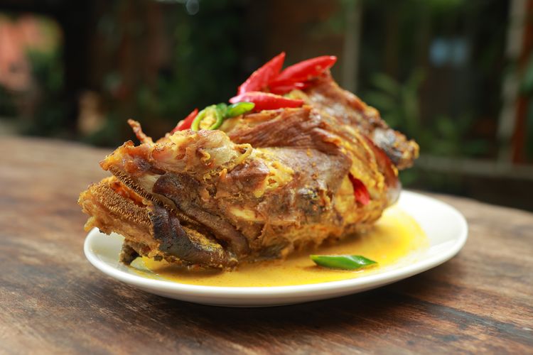 Mangut kepala manyung seberat 3 kilogram di Javatoscana Garden Cafe and Resto, Jakarta Selatan.