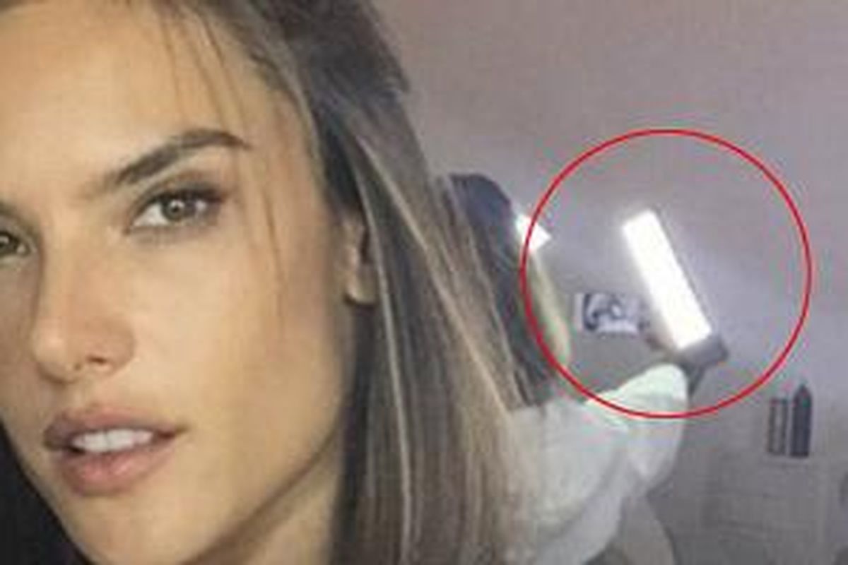 Hasil selfie Alessandra Ambrosio menjadi lelucon netizen di Instagram