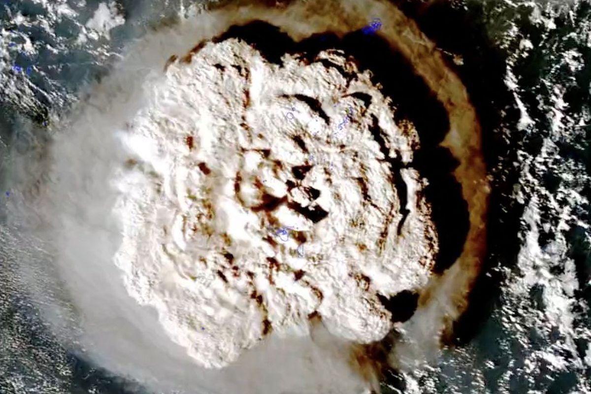 Gumpalan membumbung di atas Tonga setelah gunung berapi bawah laut Hunga Tonga-Hunga Ha'apai meletus dalam citra satelit ini yang diambil oleh Himawari-8, satelit cuaca Jepang yang dioperasikan oleh Badan Meteorologi Jepang pada 15 Januari 2022, dalam tangkapan layar ini diperoleh dari sosial video media. 
