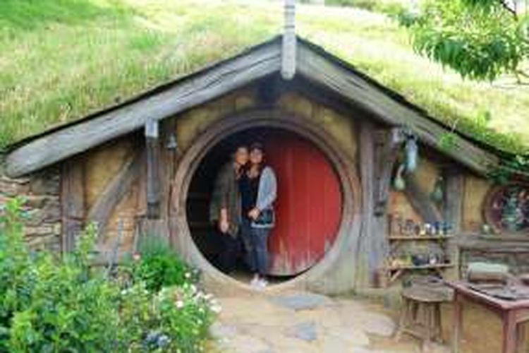 Turis berfoto di Hobbiton Movie Set di Matamata, Selandia Baru