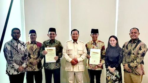 Tiba di Batam, Prabowo Serahkan Langsung SK Pilkada Kepri dan Batam