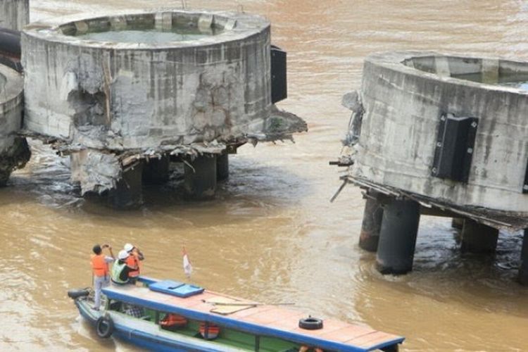 Fender pengaman jembatan Mahakam berbahan beton rusak setelah tertabrak tongkang bermuatan kayu yang hendak melintas di bawah jembatan Mahakam. Fender ini kembali tertabrak tongkang pengangkut batu bara 