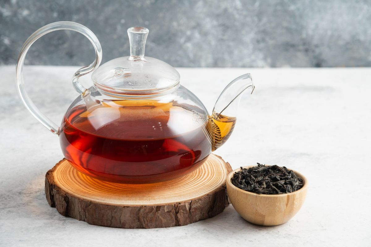 Seperti teh hijau, teh hitam juga mengandung komponen yang dapat menstimulasi penurunan berat badan dan bisa menjadi pilihan minuman untuk mengecilkan perut.