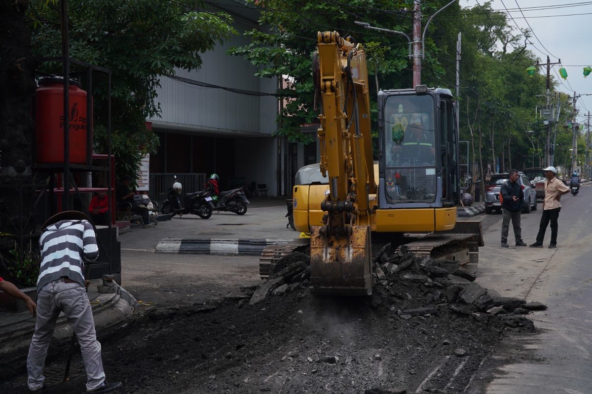 Pemerintah Kota (Pemkot) Semarang melalui Dinas Pekerjaan Umum (DPU) mulai memperbaiki jalan bergelombang di depan shelter BRT Jalan Pemuda sepanjang 40 x 3,5 meter.