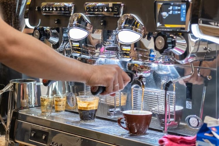 Seorang barista sedang menyiapkan kopi untuk dihidangkan kepada para pengunjung Flash Coffee di Pacific Place, Jakarta, Rabu (22/1/2020).