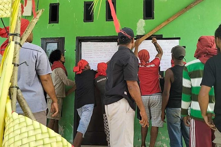 Para tetua adat dan pemuda Negeri (Desa) Yaputih, Kecamatan Tehoru, Kabupaten Maluku Tengah menyegel secara adat kantor desa setempat, Senin (30/5/2022)
