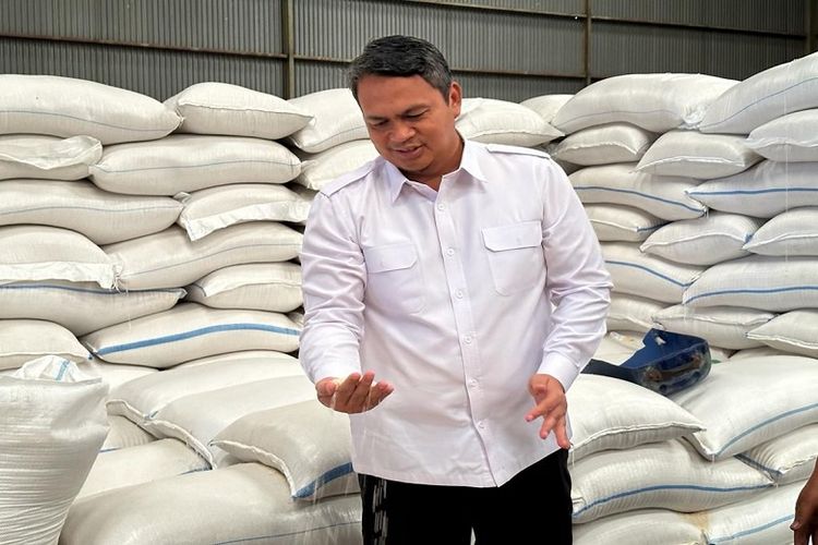 Direktur Supply Chain Pelayanan Publik Bulog Mokhamad Suyamto menjelaskan, selain operasi pasar, pihaknya juga siap menyalurkan program Bantuan Pangan yang diamanahkan pemerintah kepada masyarakat pada September, Oktober, dan November 2023. Jumlah beras yang disiapkan mencapai 641.000 ton. 