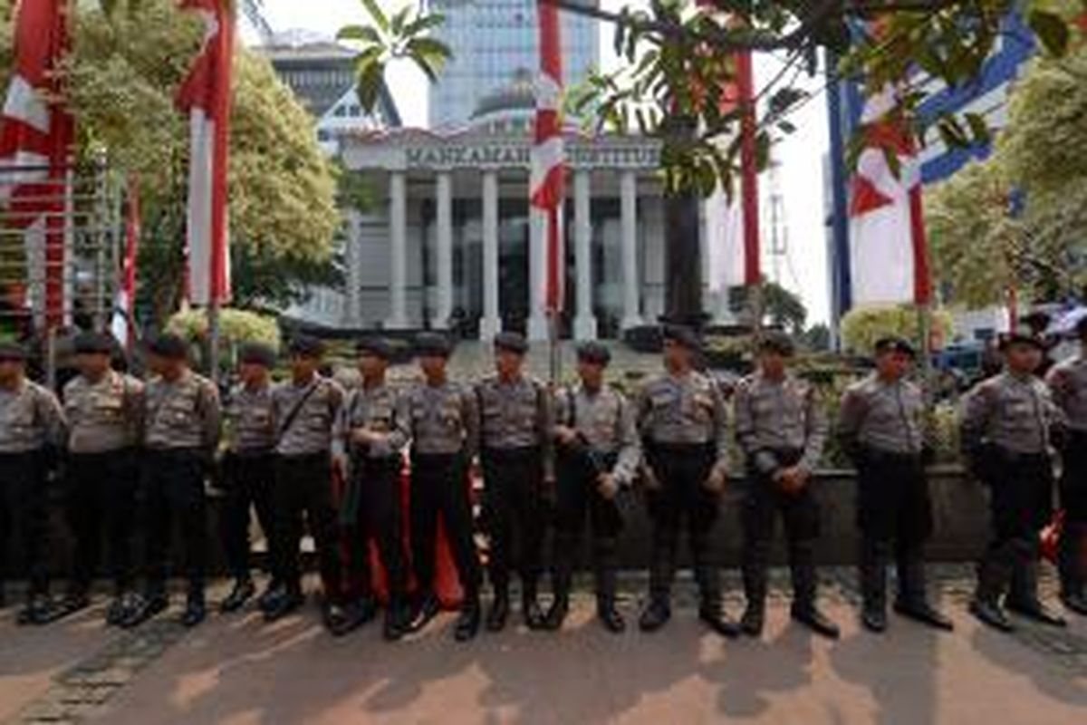 Pihak kepolisian bersiaga di depan Gedung Mahkamah Konstitusi (MK), Jalan Merdeka Barat, Jakarta, Rabu (20/8/2014). Rencananya, jalan tersebut akan ditutup terkait pembacaan putusan sidang sengketa Pilpres 2014.