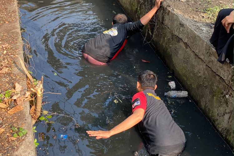 Kronologi 2 Petugas Damkar Pekalongan Nyemplung ke Selokan demi Mencari HP Warga