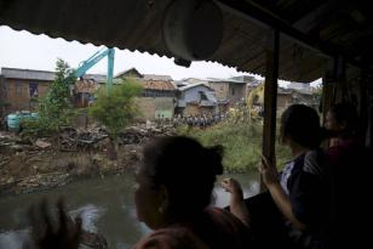 Alat berat meratakan hunian di bantaran Kali Ciliwung di Kampung Pulo, Kelurahan Kampung Melayu, Jakarta Timur, Jumat (21/8/2015). Proyek normalisasi Kali Ciliwung terus dilakukan, pembongkaran hunian kembali dilakukan setelah penghuni dipindah ke Rusunawa Jatinegara Barat.