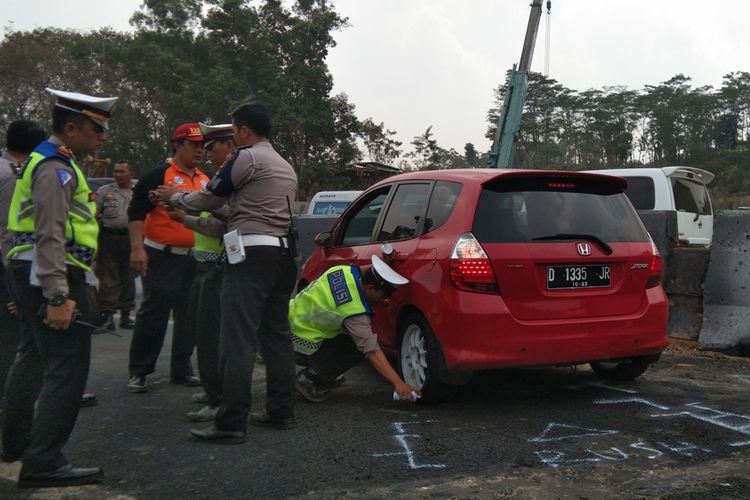 Polisi tengah melakukan olah TKP kecelakaan beruntun di kilometer 91  tol Purbaleunyi, Selasa (3/9/2019).