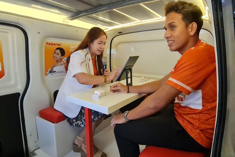 Atlet sepakbola Egy Maulana Vikri melakukan pemeriksaan dan konsultasi kulit di mobil Sigap yang diluncurkan Kalpanax.