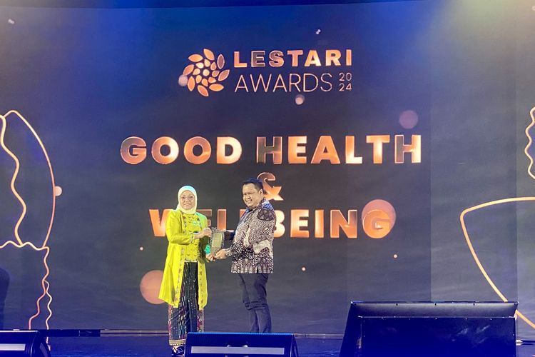 Menteri Ketenagakerjaan Ida Fauziyah memberikan penghargaan Lestari Awards bagi industri bidang Social (kategori Good health & Welbeing), kepada perwakilan Kalla Group di Jakarta, Rabu (21/8/2024). 