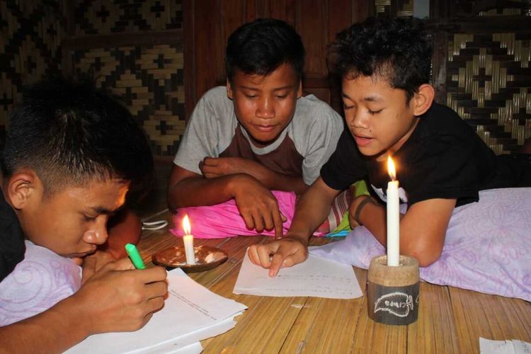 Mulyono (27) Warga Baduy yang aktif mengajari anak-anak Baduy belajar baca tulis