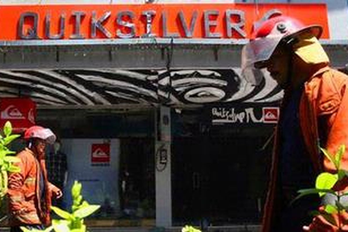 Kawasan pertokoan Kuta Square, Kuta, Badung, Bali, sekitar pukul 07.30 Wita pagi tadi (Kamis, 22/4/2010) dilalap si jago merah. 