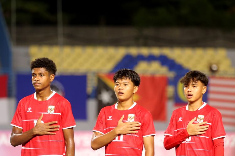 Pemain timnas u17 Indonesia Peres Awkila, Ridho dan Fardan Farras menyanyikan lagu kebangsaan sebelum laga pertama babak penyisihan Grup A ASEAN U17 Championship 2026 melawan Timor leste yang berakhir dengan skor 4-0 di Stadion Joko Samudro Gresik, Jawa Timur, Senin (13/4/2026) malam.