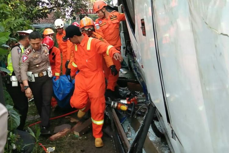 Petugas SAR gabungan tengah mengevakuasi korban meninggal akibat kecelakaan bis yang terguling masuk ke tebing setinggi lima meter.