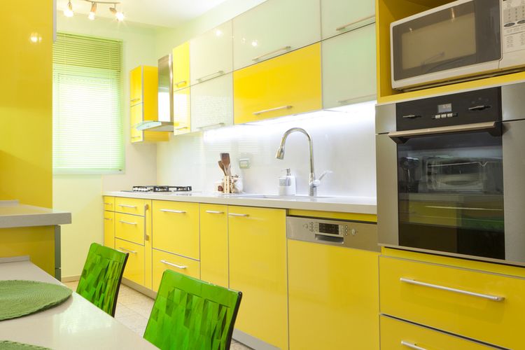 Ilustrasi dapur dengan nuansa warna kuning.