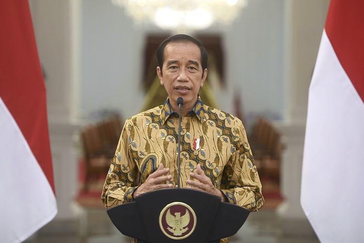 Presiden Joko Widodo menyampaikan keterangan terkait penerapan PPKM di Istana Merdeka, Jakarta,  Minggu (25/7/2021). Presiden Joko Widodo memutuskan untuk melanjutkan penerapan Pemberlakuan Pembatasan Kegiatan Masyarakat (PPKM) level 4 dari 26 Juli hingga 2 Agustus 2021 dengan beberapa penyesuaian terkait aktivitas dan mobilitas masyarakat yang dilakukan secara bertahap. ANTARA FOTO/Biro Pers - Setpres/hma/rwa