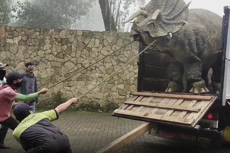 Tangkapan layar video dinosaurus di Mojosemi Forest Park, Magetan, Jawa Timur.