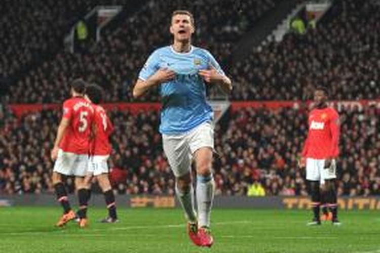 Penyerang Manchester City, Edin Dzeko, merayakan gol keduanya (dari dua) ke gawang Manchester United, pada pertandingan Premier League, di Old Trafford, Selasa (25/3/2014).