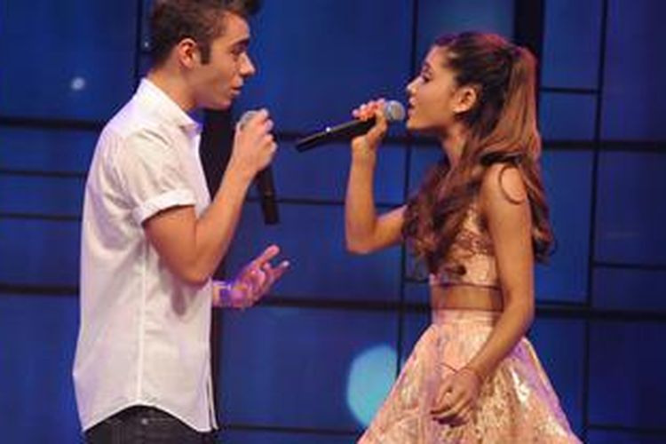 Nathan Sykes dan Ariana Grande saat menyanyikan lagu kolaborasi mereka, Over and Over Again.