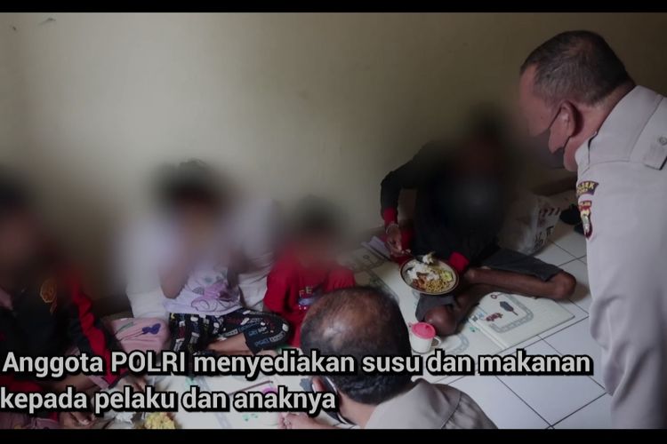 Polisi mengamankan pasangan suami istri yang mencuri tabung gas sambil membawa anaknya, Senin (1/11/2021). Kedua anak pasutri tersebut juga turut dibawa ke Polsek Senen bersama orangtuanya.   Petugas kepolisian lalu memberi anak-anak itu makanan dan juga susu. 