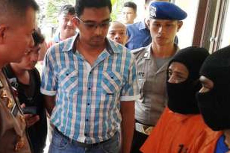Kapolresta Medan Kombes Pol Mardiaz Kusin Dwihananto saat mengintrogasi Sardian yang diduga menjadi pelaku pembunuh anaknya sendiri, Kamis (11/8/2016).