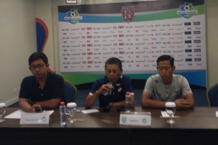 Pelatih Persela Lamongan Heri Kiswanto (tengah) saat mrnyampaikan persiapan timnya menghadapi Bali United, Sabtu (3/9/2017)