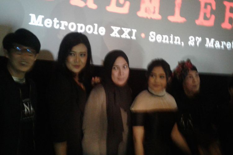 Risa Saraswati beserta Prilly Latuconsina dan para pemeran lain film Danur diabadikan pada acara rilis film Danur di Metropole XXI, Cikini, Jakarta Pusat, Senin (27/3/2017).