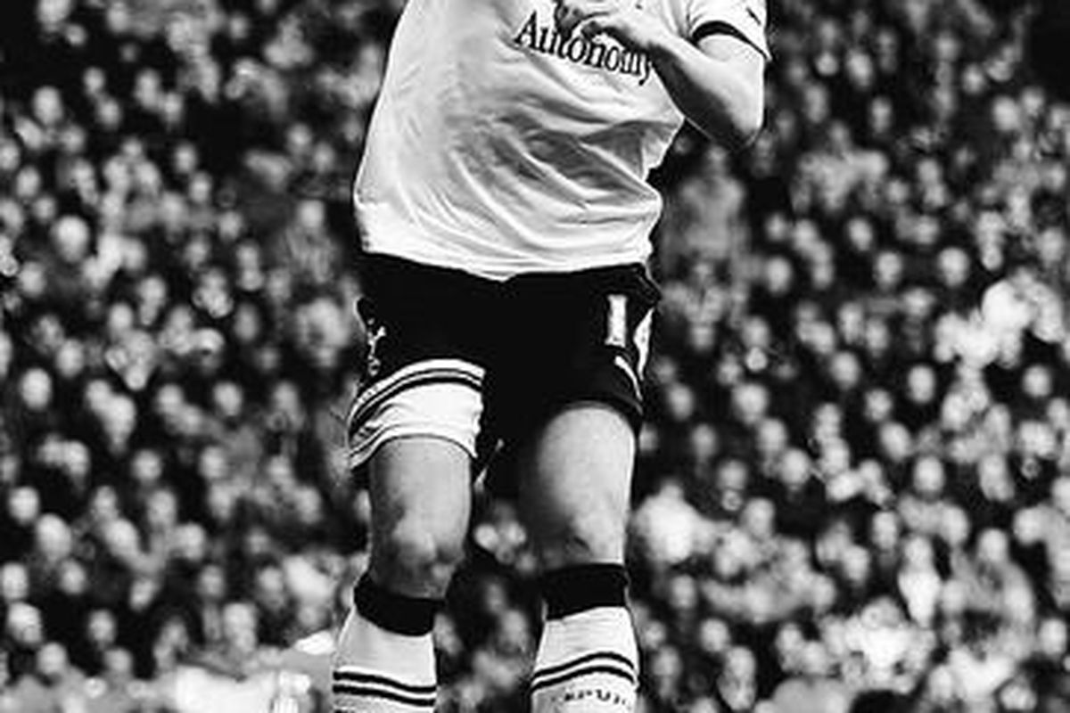 Luka Modric, pemain Tottenham Hotspur, melompat gembira setelah menyarangkan bola ke gawang Liverpool dari titik penalti dalam pertandingan Liga Primer Inggris antara Liverpool dan Tottenham Hotspur di Stadion Anfield, Liverpool, Inggris, Minggu (15/5).