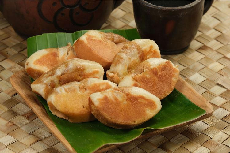 Kue pukis original, tanpa pewarna maupun topping, namun tetap memiliki rasa manis.