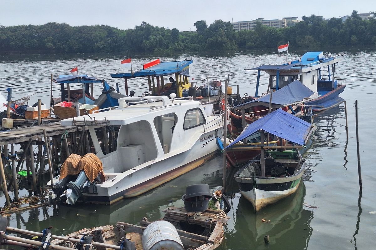 Nelayan di Marunda keluhkan sulitnya mendapatkan BBM bersubsidi.