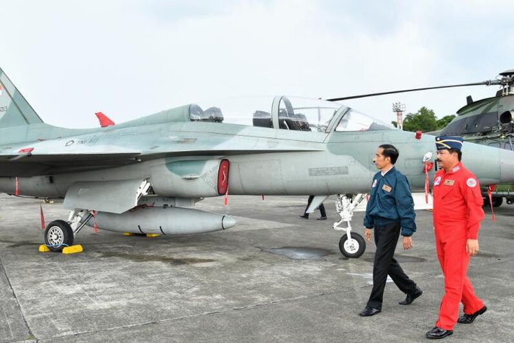 Presiden Joko Widodo hendak menaiki pesawat Sukhoi dan mengucapkan selamat hari ulang tahun ke-71 kepada TNI Angkatan Udara di Lapangan Udara Halim Perdanakusuma Jakarta Timur, Minggu (9/4/2017).