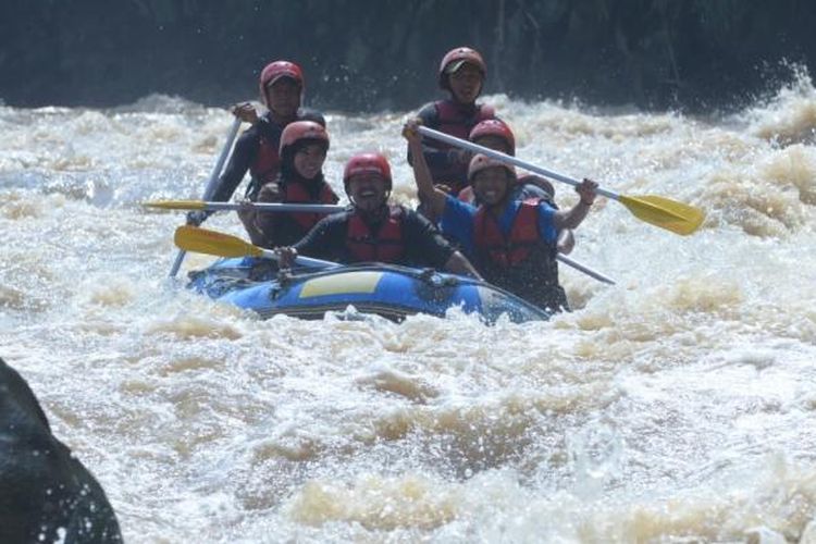 Wisatawan menikmati sensasi rafting atau arung jeram di Sungai Progo, Magelang, Jawa Tengah.