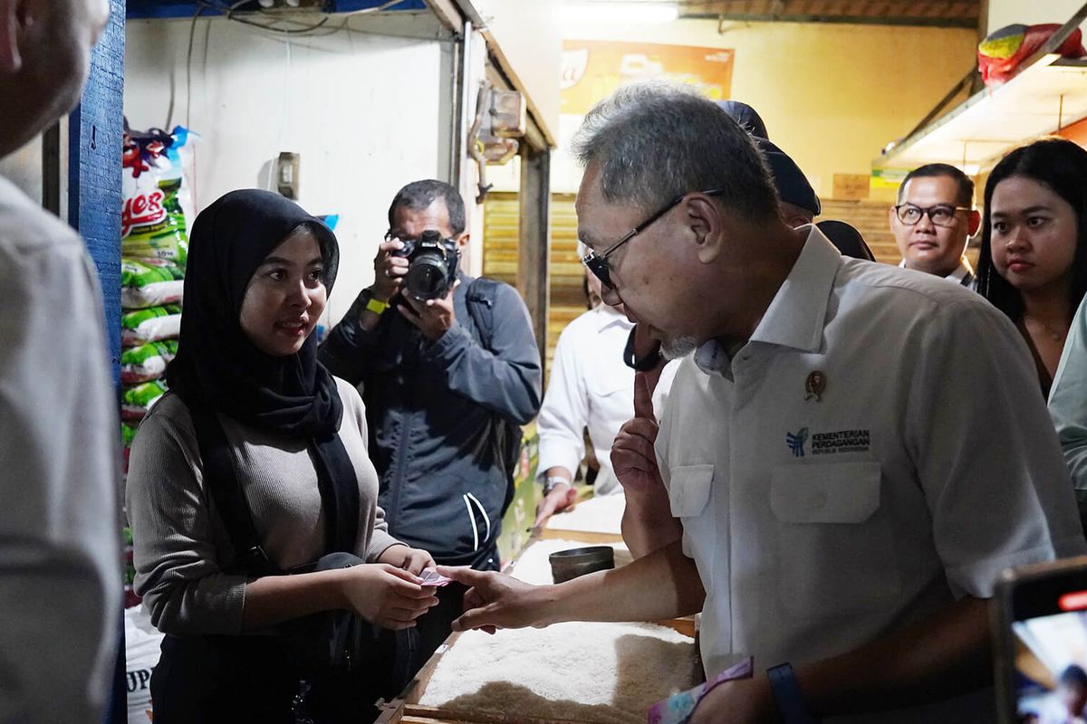 Menteri Perdagangan (Mendag) Zulkifli Hasan saat meninjau Pasar Klender SS di Jakarta Timur (Jatim), Senin (26/2/2024). 
