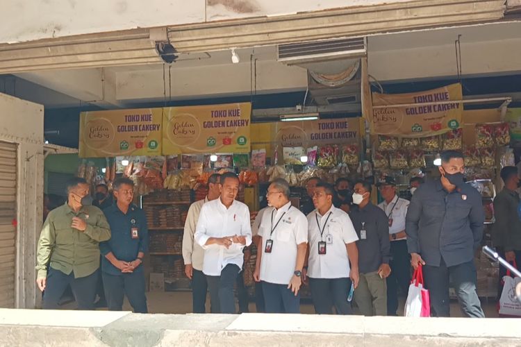 Presiden Joko Widodo dan Mendag Zulkifli Hasan saat meninjau harga pangan di Pasar Johar Baru, Jakarta Pusat, Rabu (5/4/2023).