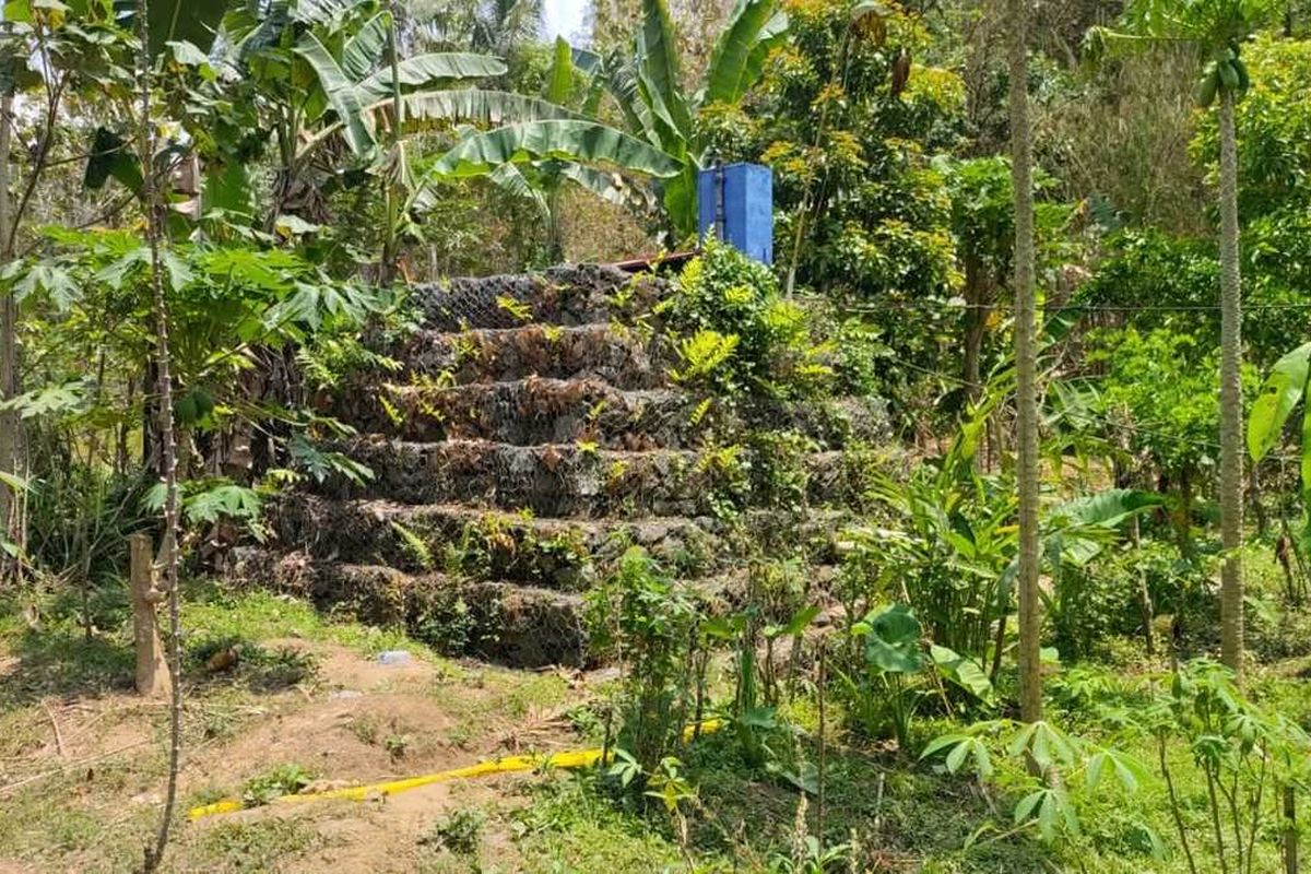 Sumur PAM Dusun Sejati Desa yang menyuplai kebutuhan air bagi warga. Musim kemarau ini, warga terapkan tradisi nenek moyang mengambil air dari Sungai Progo dan dialirkan ke sekitar sumur untuk mengisi debit air sumur. Tradisi ini dikenal dengan sebutan nge-lep sumur.