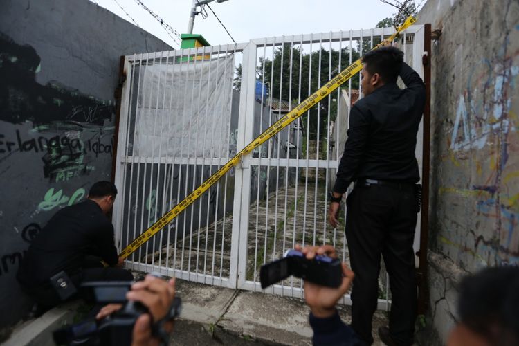 Petugas kepolisian sedang memasang garis polisi di lokasi penusukan seorang siswi SMK, di sebuah gang di sekitar Jalan Riau, Kecamatan Baranangsiang, Kota Bogor, Selasa (8/1/2019).