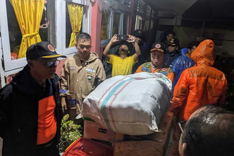 BPBD Sumbar menyalurkan bantuan untuk warga yang terdampak banjir dan longsor di Padang Pariaman, Selasa (24/1/2023)